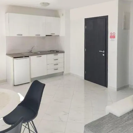 Apartamento By The Sea With Pool Makarska